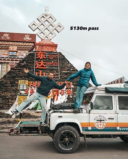 游客在西部旅游景点的愉快体验